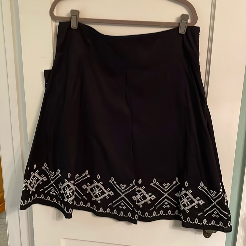 NWT Women’s Apostrophe Skirt embroidered pattern at the bottom, size 14